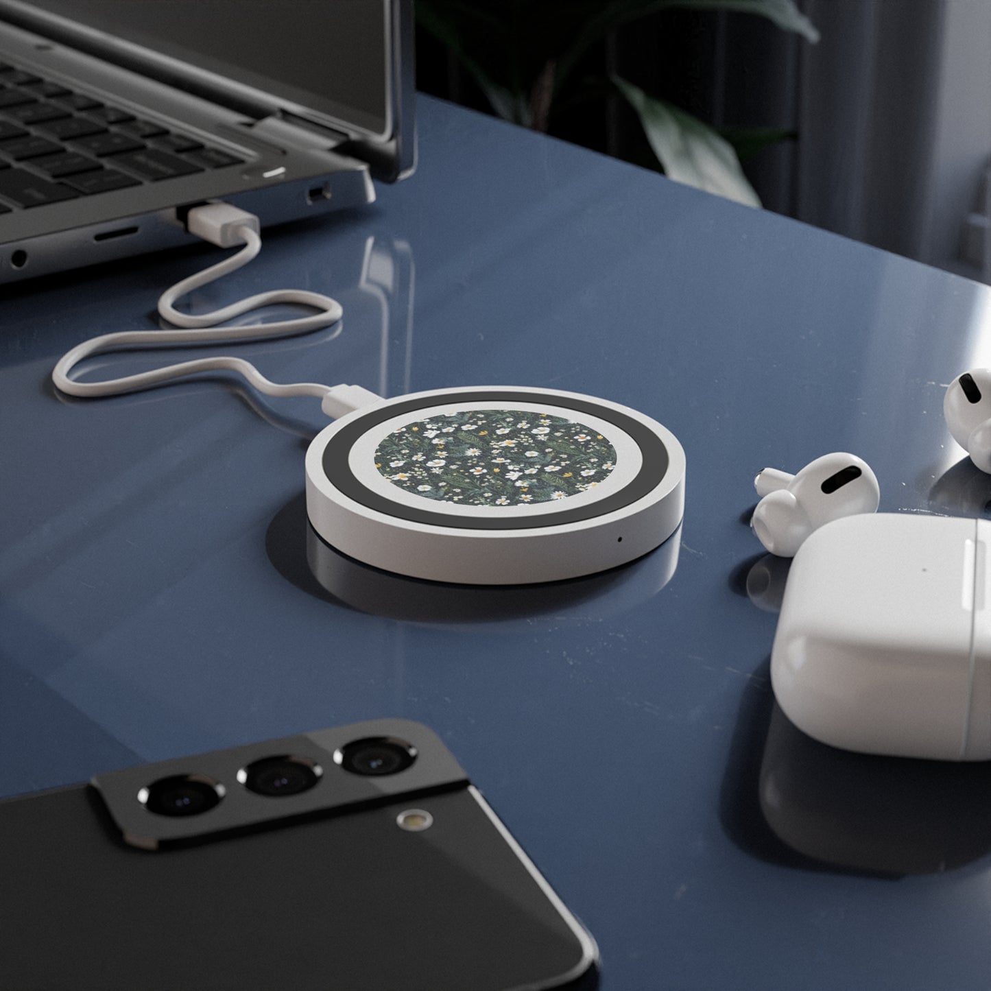 Daisy Delight Floral Design Wireless Charging Pad - Quake Pattern for Home & Office.