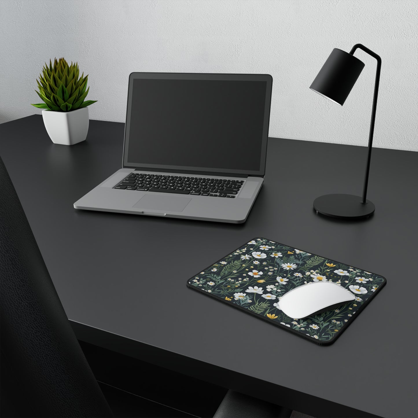 Daisy Delight Floral Non-Slip Gaming Mouse Pad - Stylish Comfort for Gamers and Creatives.