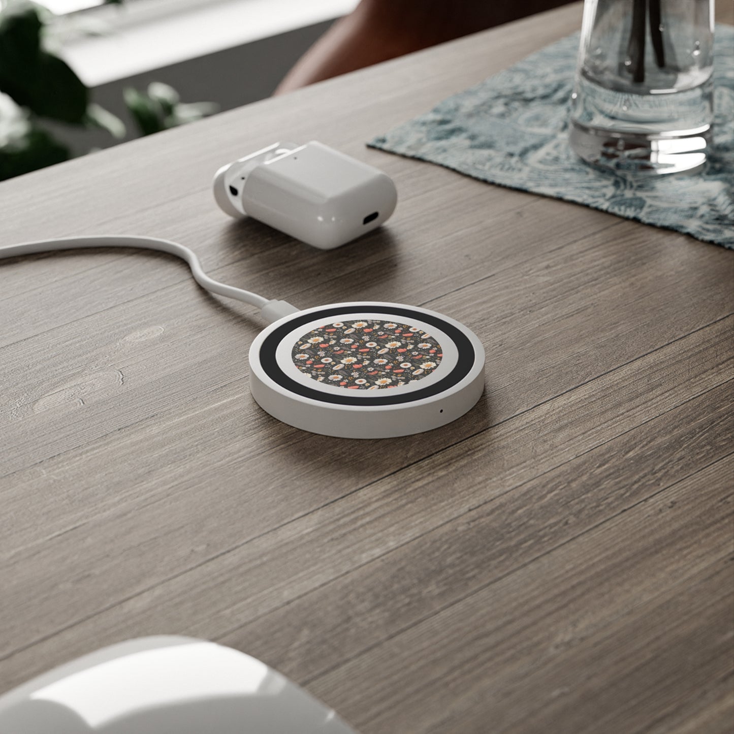 Blossom Elegance: Noir Garden Floral Wireless Charging Pad - Stylish & Eco-Friendly Phone Charger