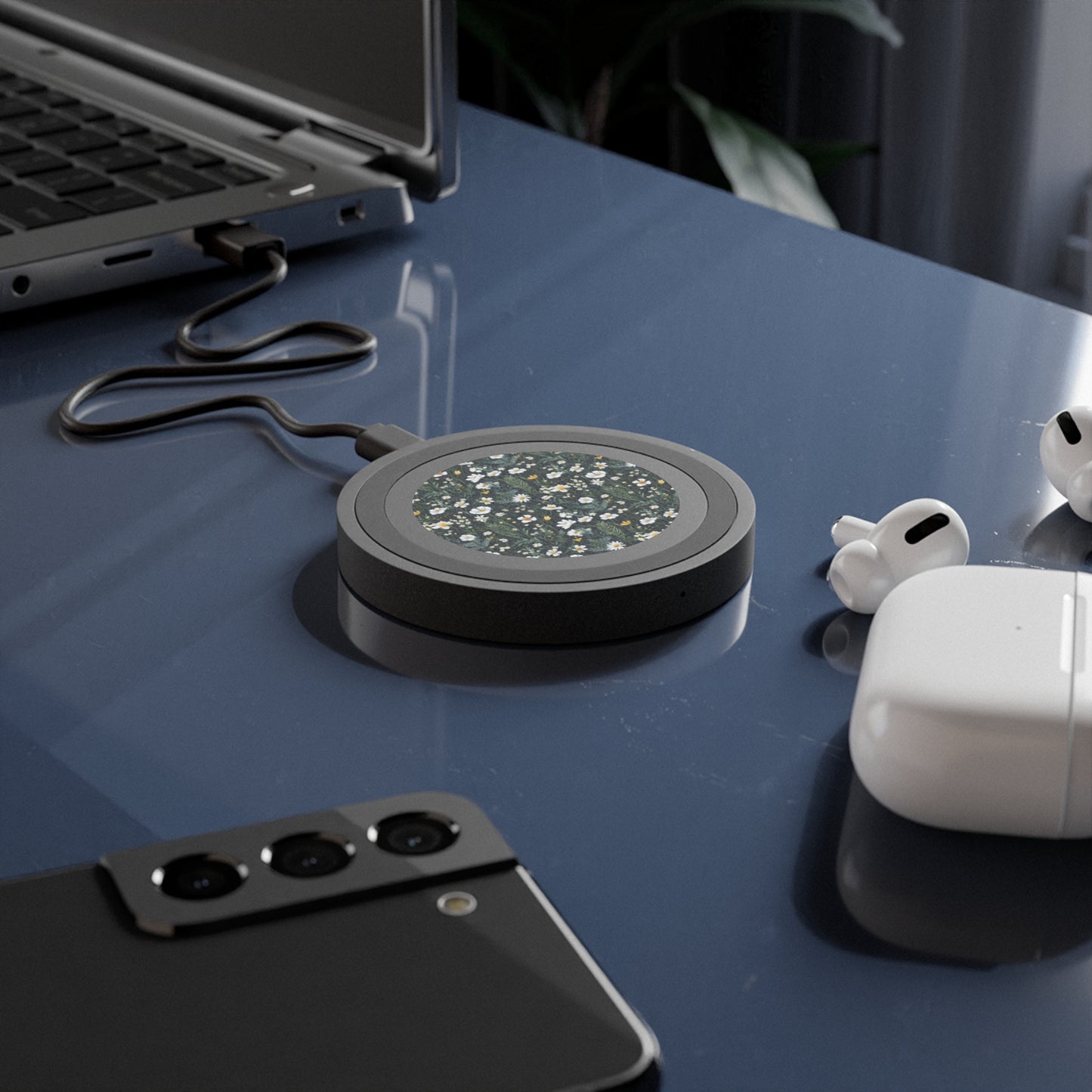 Daisy Delight Floral Design Wireless Charging Pad - Quake Pattern for Home & Office.