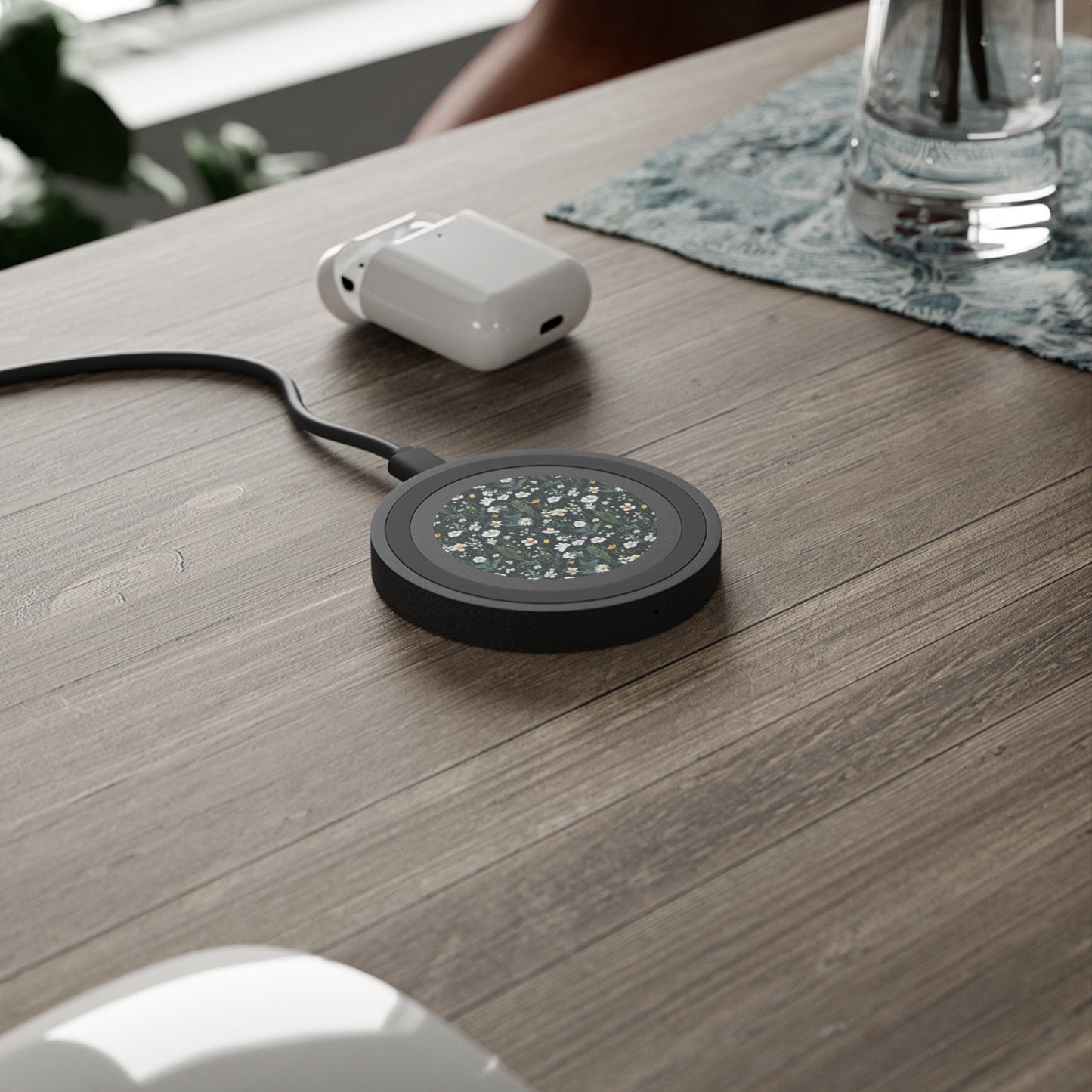 Daisy Delight Floral Design Wireless Charging Pad - Quake Pattern for Home & Office.